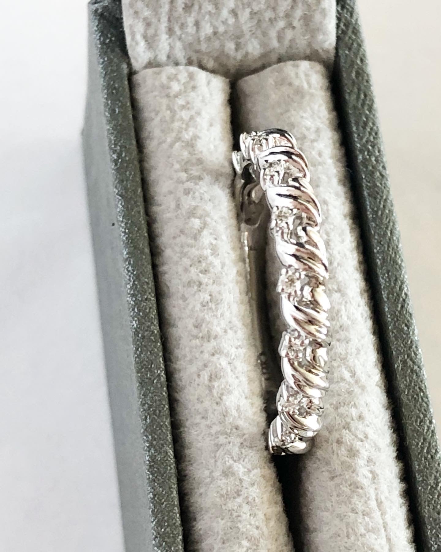 Diamond Twist Band White Gold 1/10 Carats